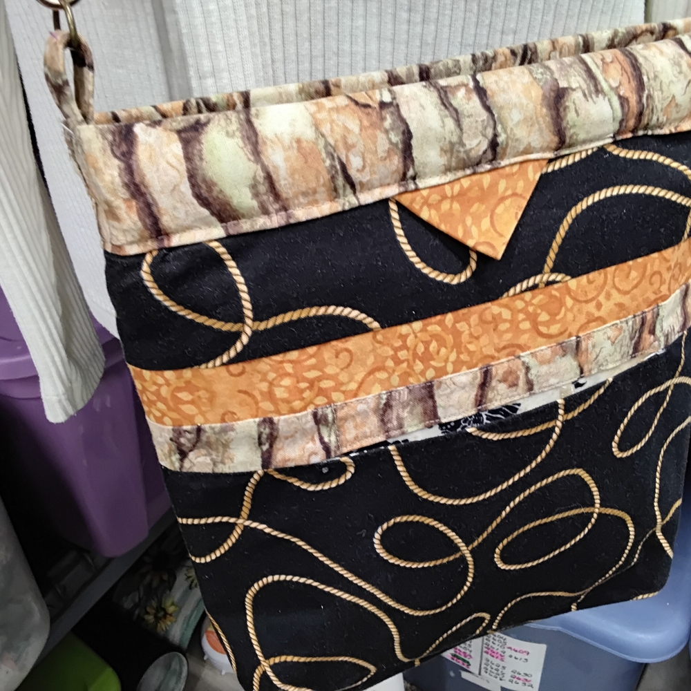 Elegant Black and Orange Crossbody Bag - Picture 4 of 5